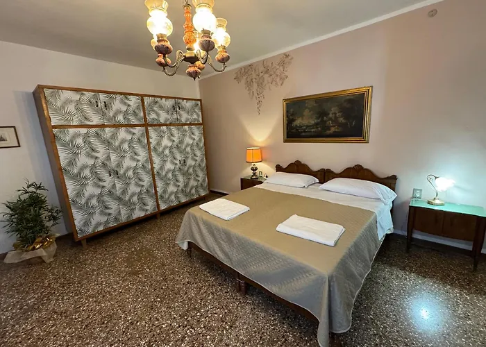 Lions Venice Guest House