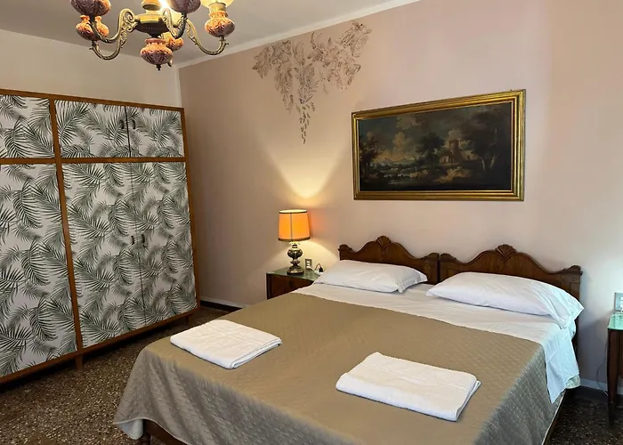 Lions Venice Guest House